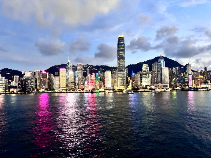 香港，繁华之下，坚韧与希望之光